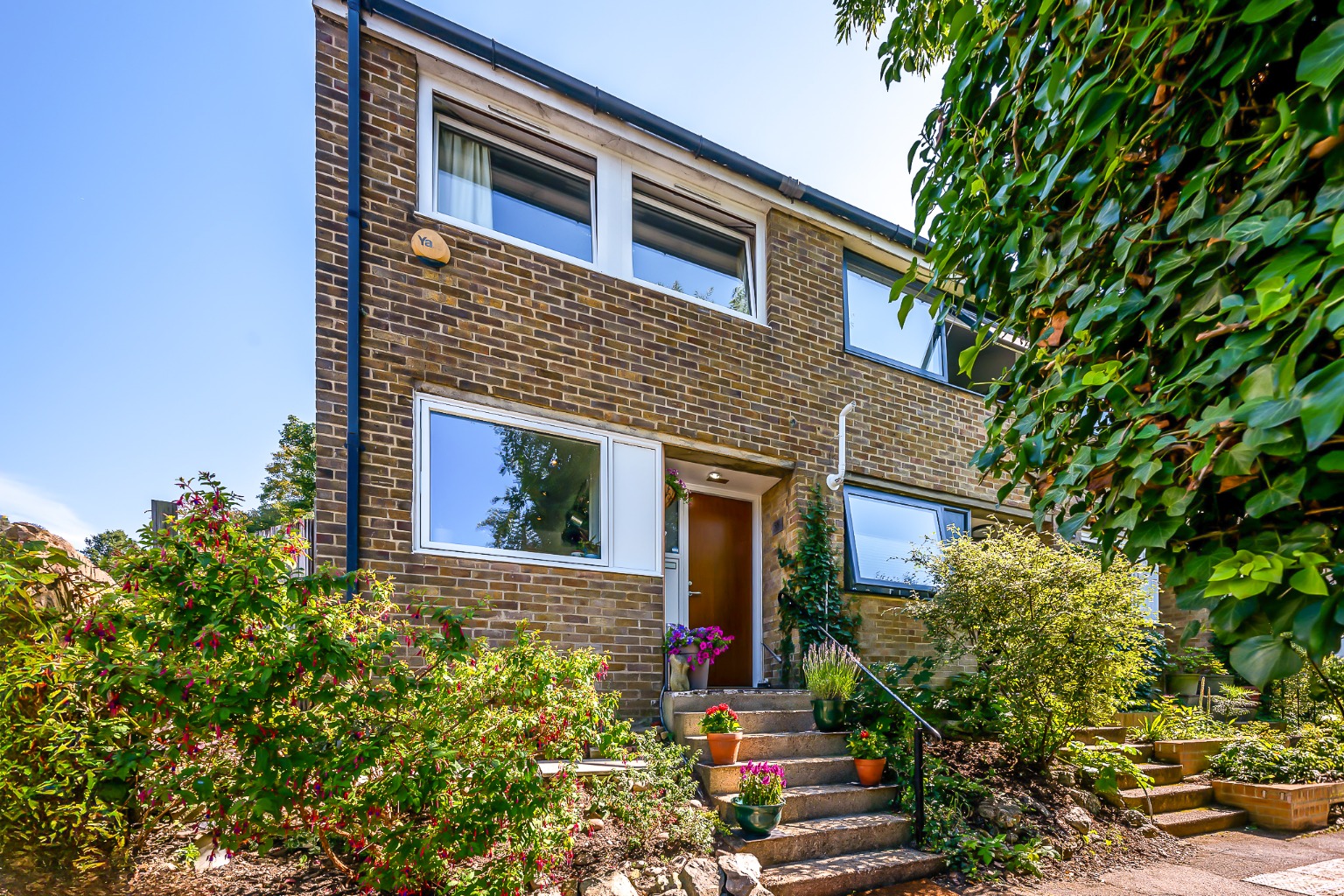 Charming End-of-Terrace Home with London Skyline Views, Point Hill