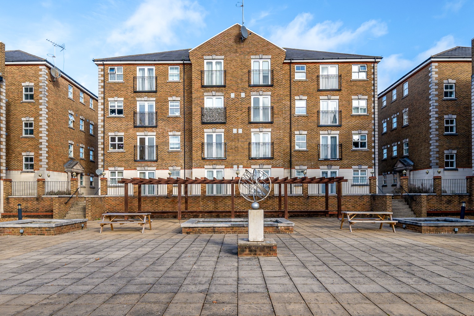 Stylish One-Bedroom Apartment in Brook Square with Parking and Communal Gardens
