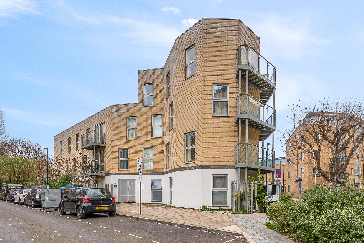 Stylish 2-Bed, 2-Bath Flat in Ascot House, Moments from Langdon Park DLR Station.