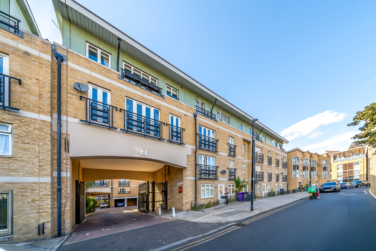 Superb Two-Bedroom Top Floor Flat in Broomfield Street, Chain Free