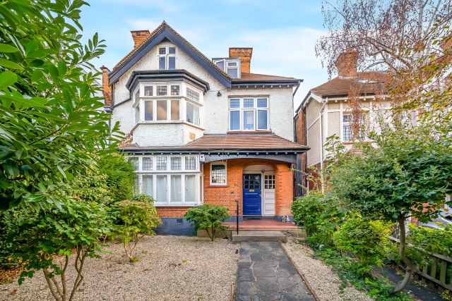 Bright & Spacious 1-Bed Flat in Becmead Avenue Conservation Area