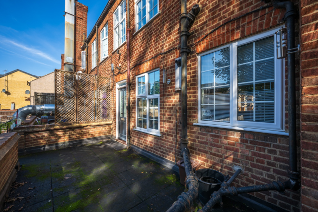 Spacious Split-Level Three-Bedroom Flat with Private Terrace in Welling