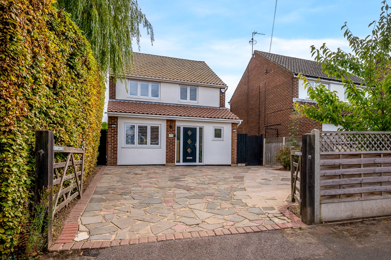 A three-Bedroom family detached home in Hextable Village with Gated Driveway
