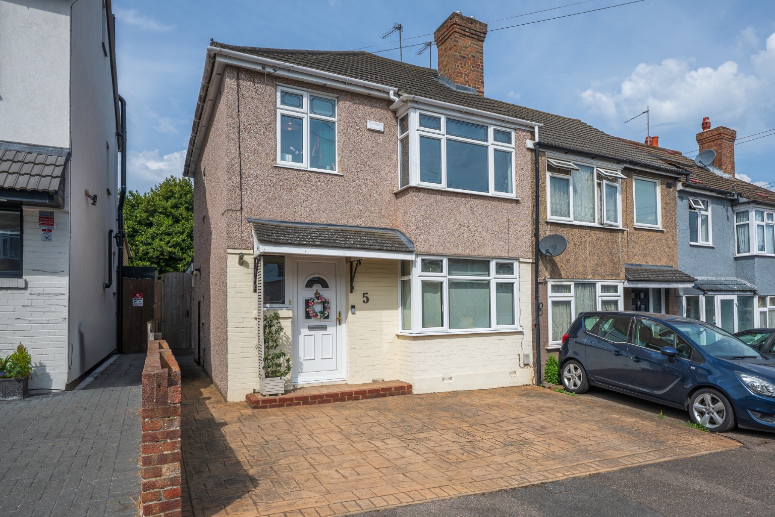 Extended 3-Bed End Terrace with Garden Outbuilding in West Dartford