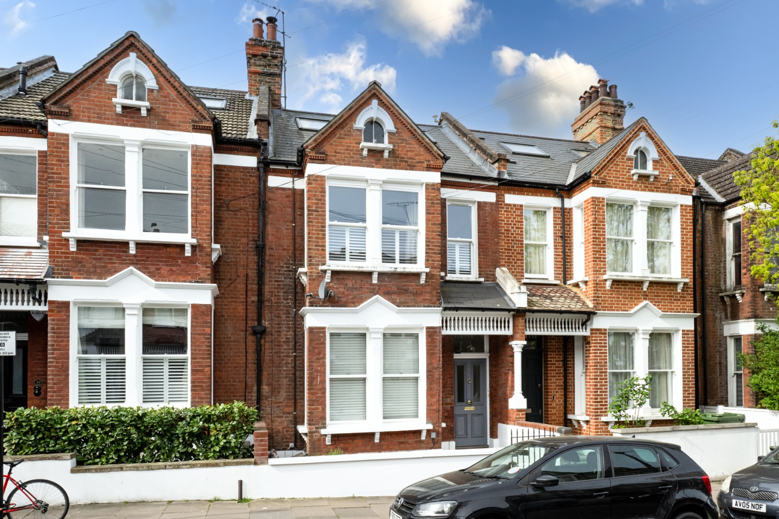 A spacious two bedroom ground floor flat with a superb kitchen/living space, garden and cellar.