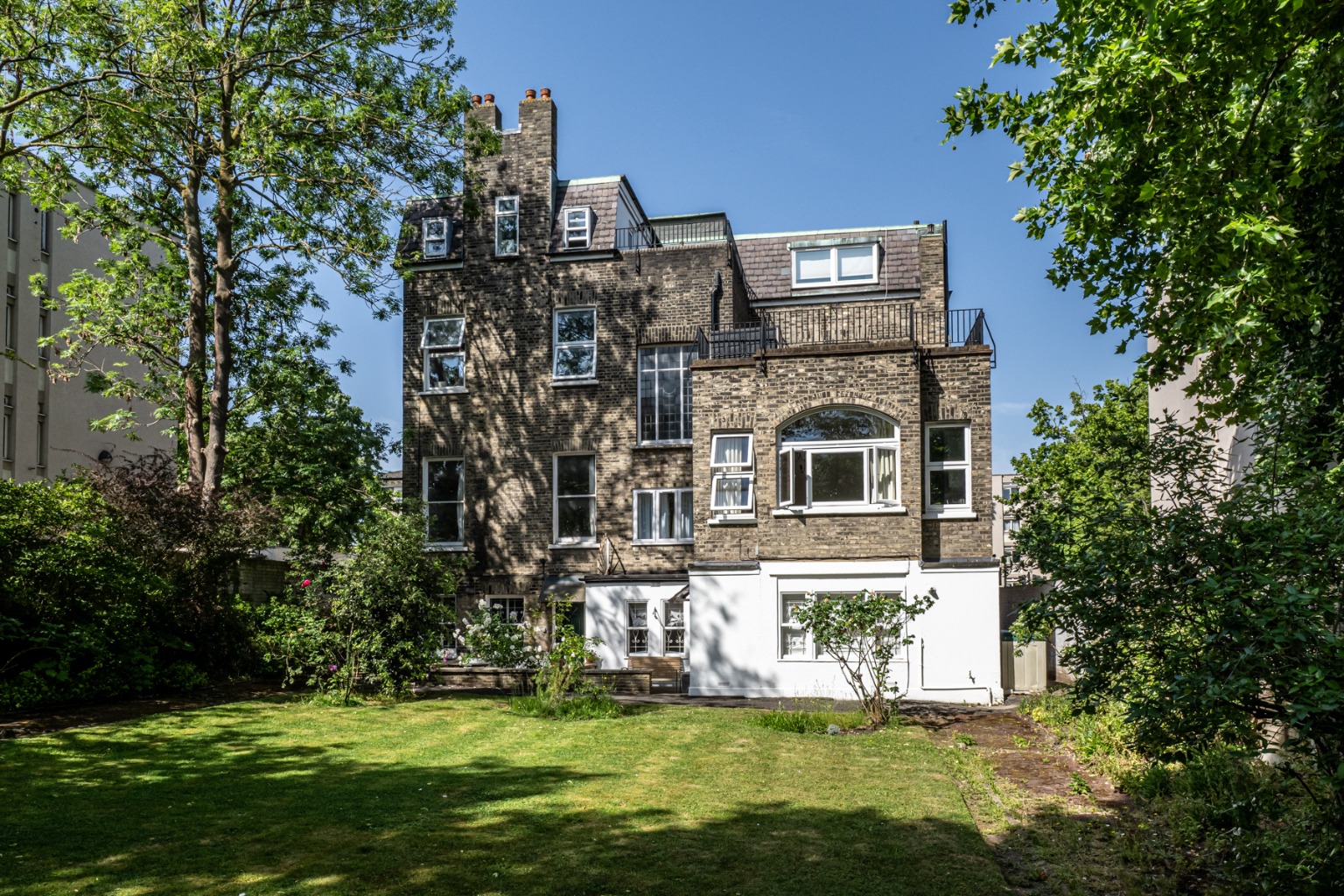 Charming one double bedroom flat close to Clapham Common.