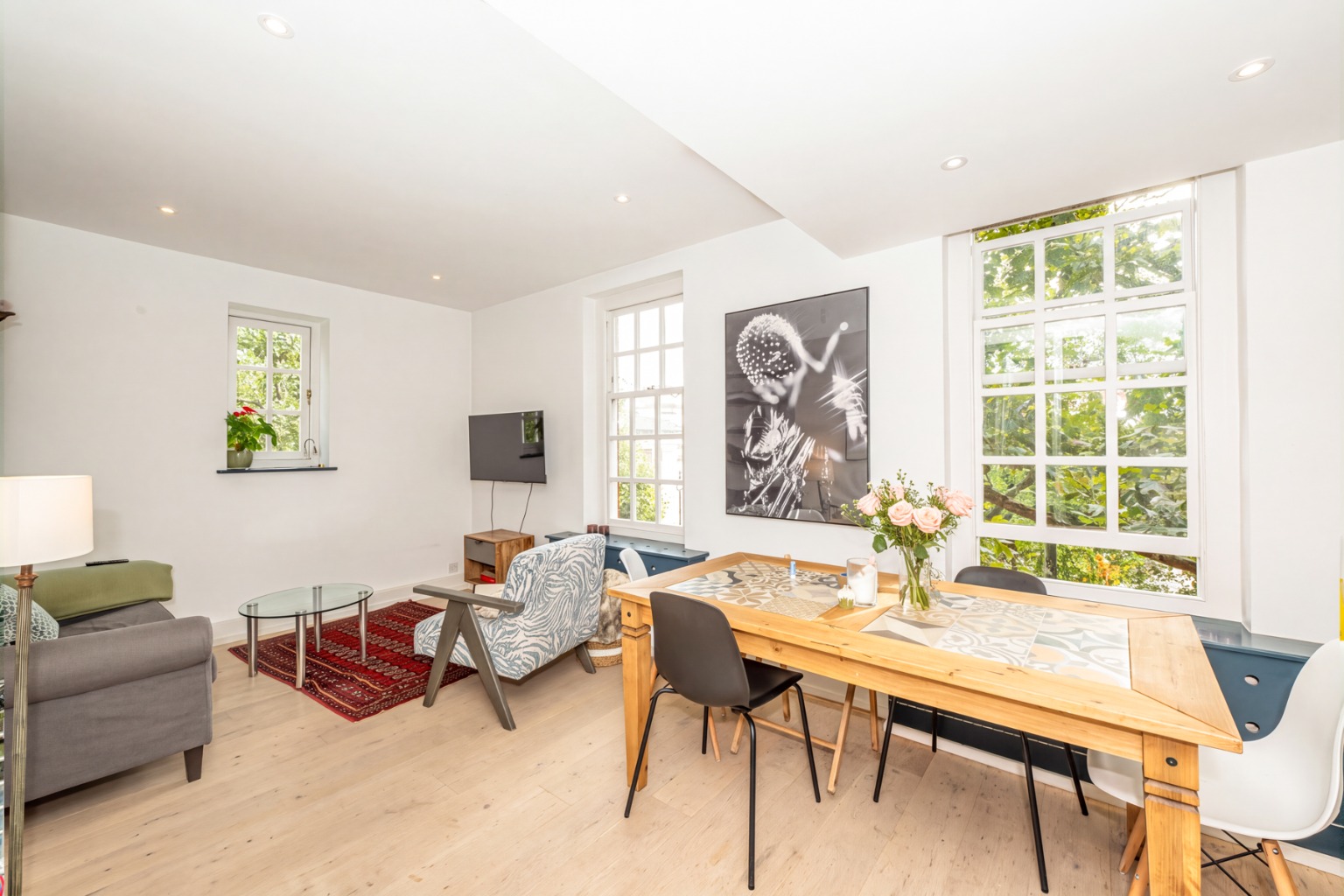 A 3 bedroom, 2 bathroom third floor mansion block flat close to Pimlico tube and Central London.