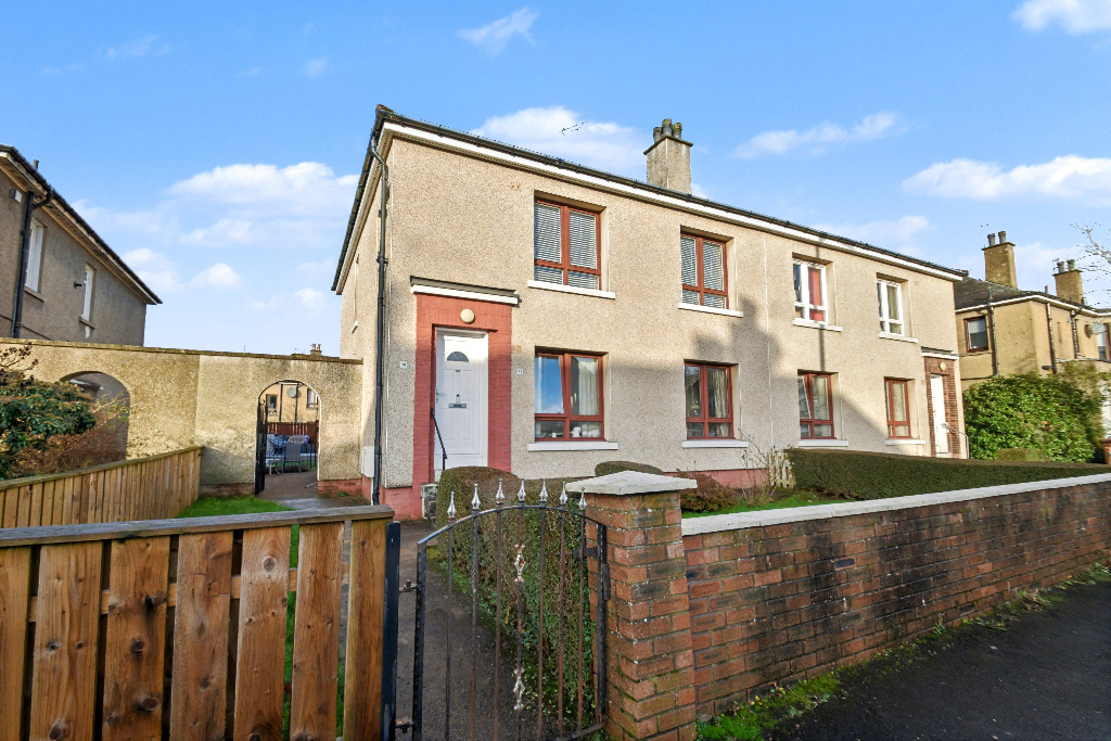 Spacious 2 bedroom upper cottage flat