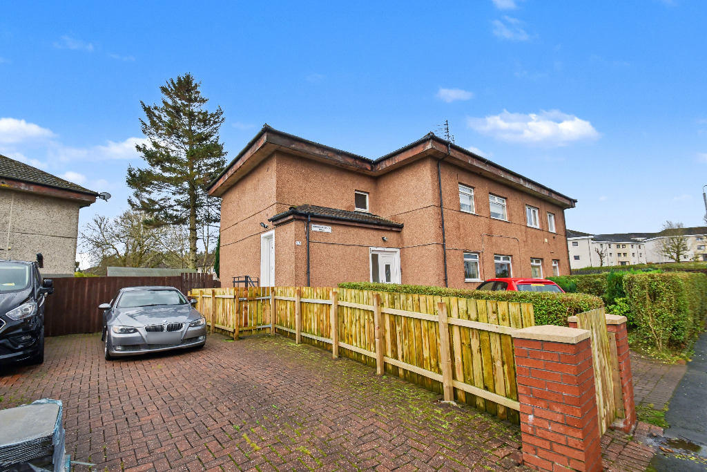 Spacious 3 bedroom upper flat