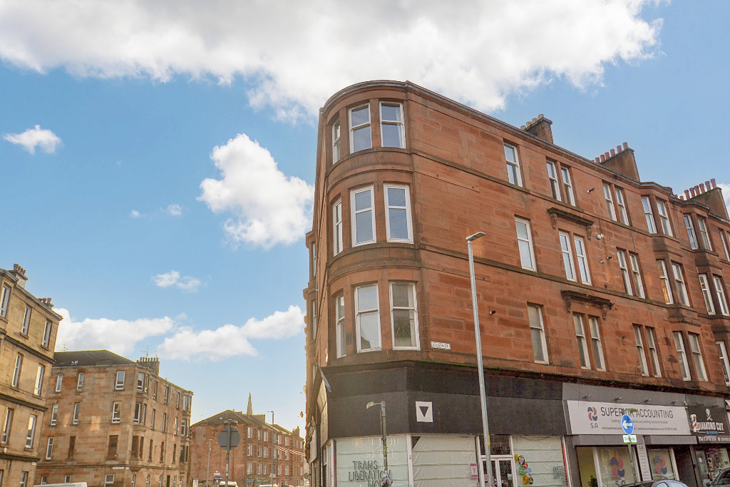 1 bedroom, top floor, corner tenement with a dining kitchen