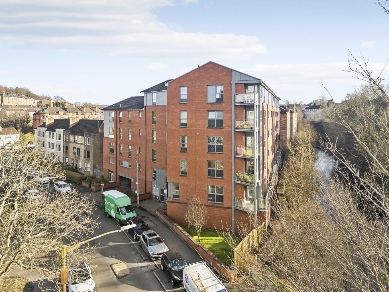 Stylish 2-Bed Apartment with Parking in Shawlands