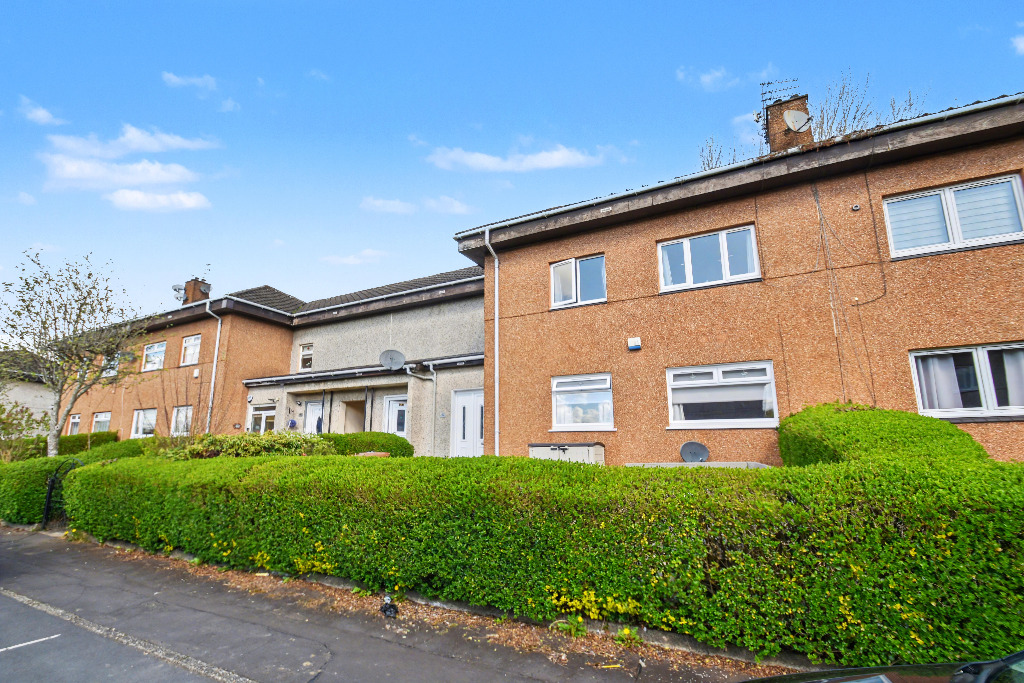 Spacious 3 bedroom upper cottage flat