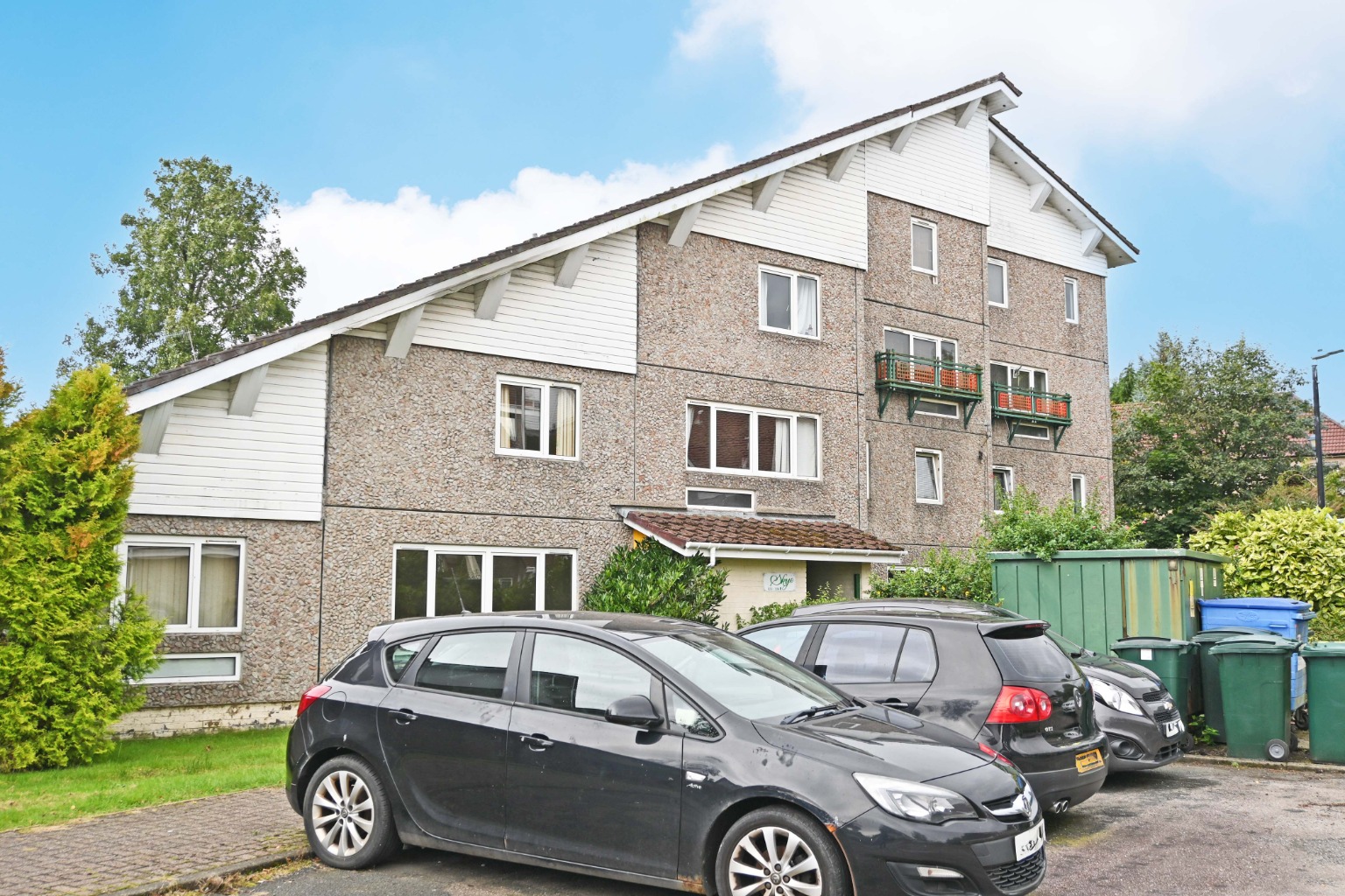 A beautifully presented 2 bedroom, 1st floor flat in the much sought after Fairhaven development.