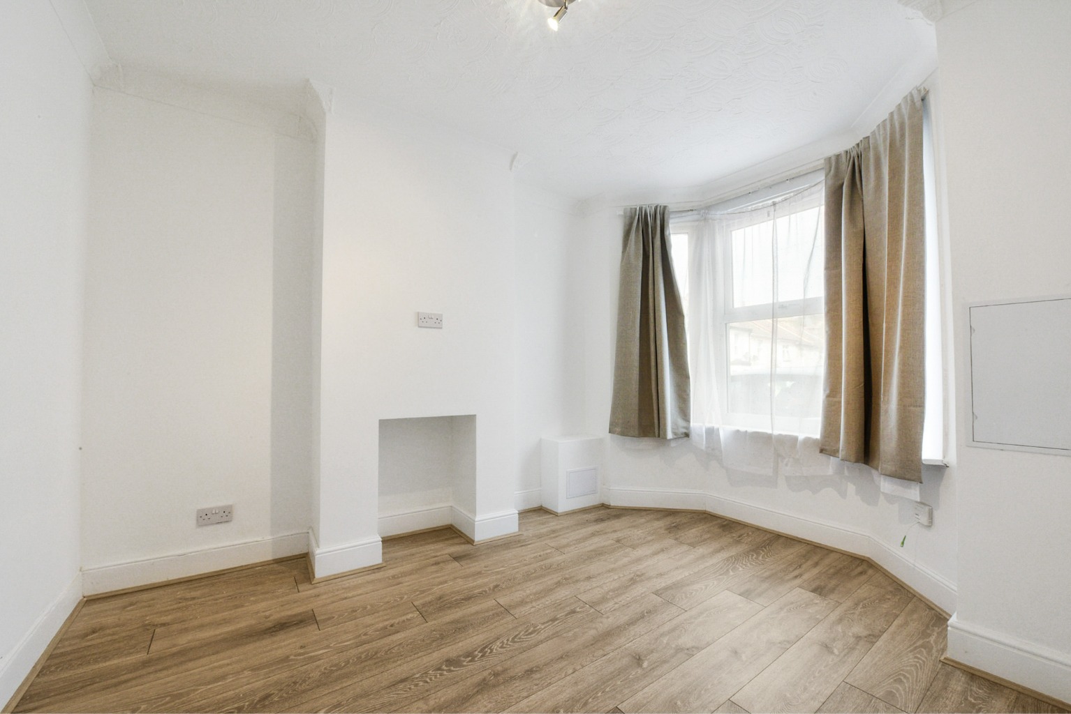 Chatham: Newly Renovated 3-Bed House, Close to Medway Hospital property first image