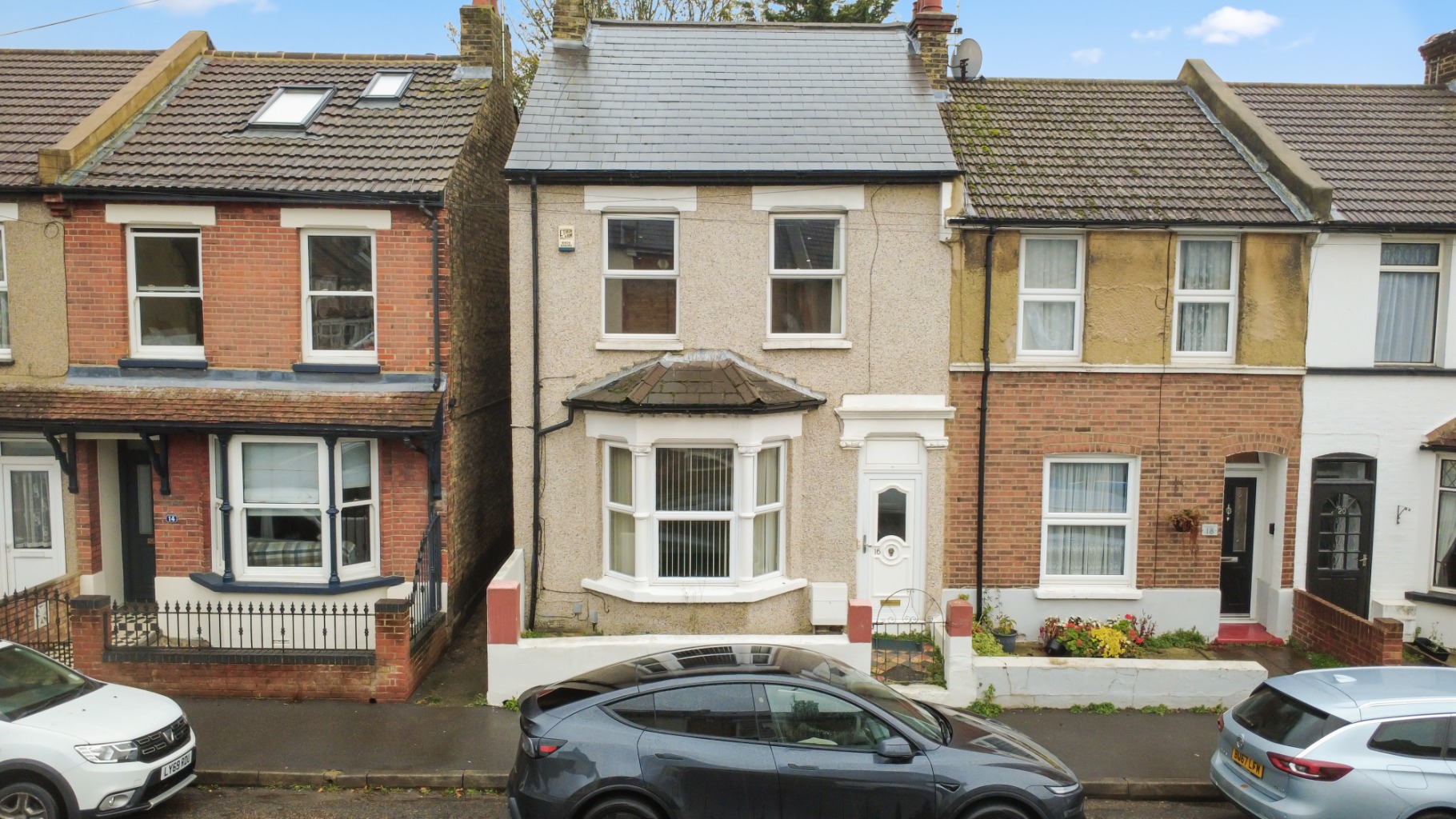Three Bedroom End-Terrace House, Woodlands Park Area, Close to Train Station property first image