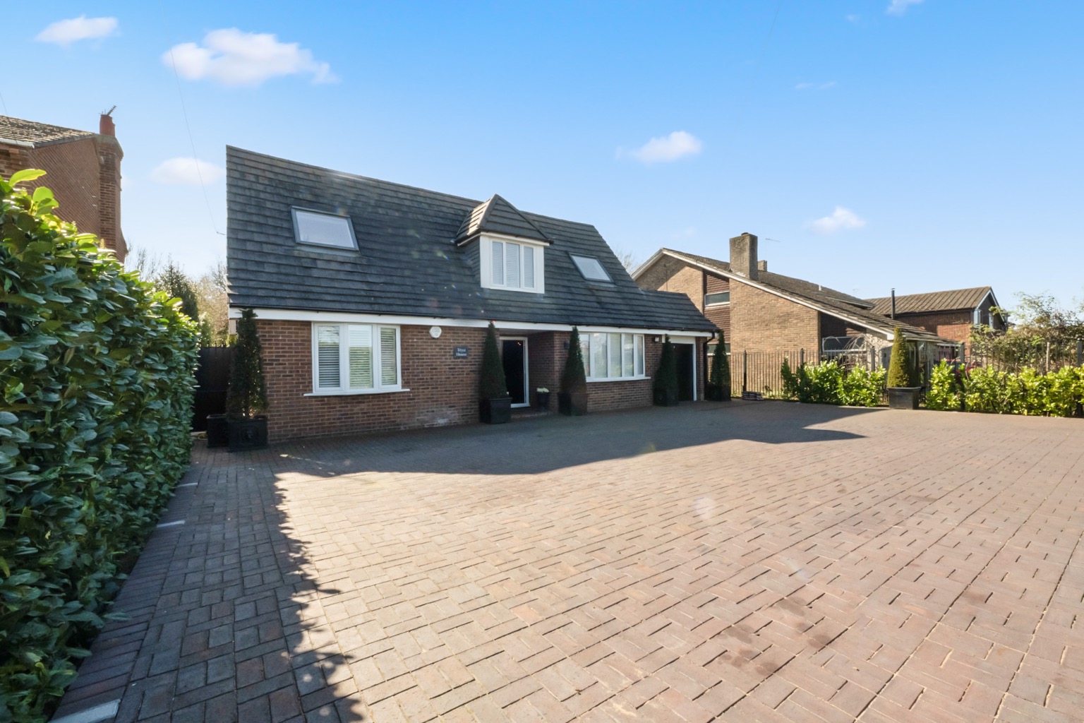 4-Bed Family Home, Gated Drive, South Facing Garden, Three Ensuites 4-Bed Family Home, Gated Drive, South Facing Garden, Three Ensuites