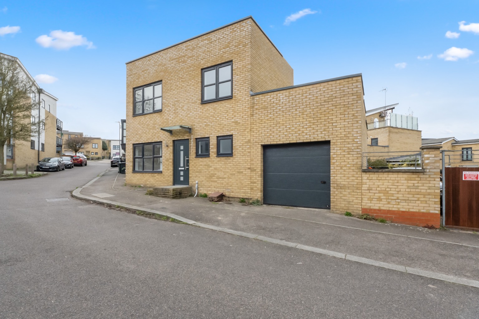 GUIDE PRICE £400,000-£425,000. Refurbished 2-Bed House with GARAGE, Close to Station & Bluewater GUIDE PRICE £400,000-£425,000. Refurbished 2-Bed House with GARAGE, Close to Station & Bluewater