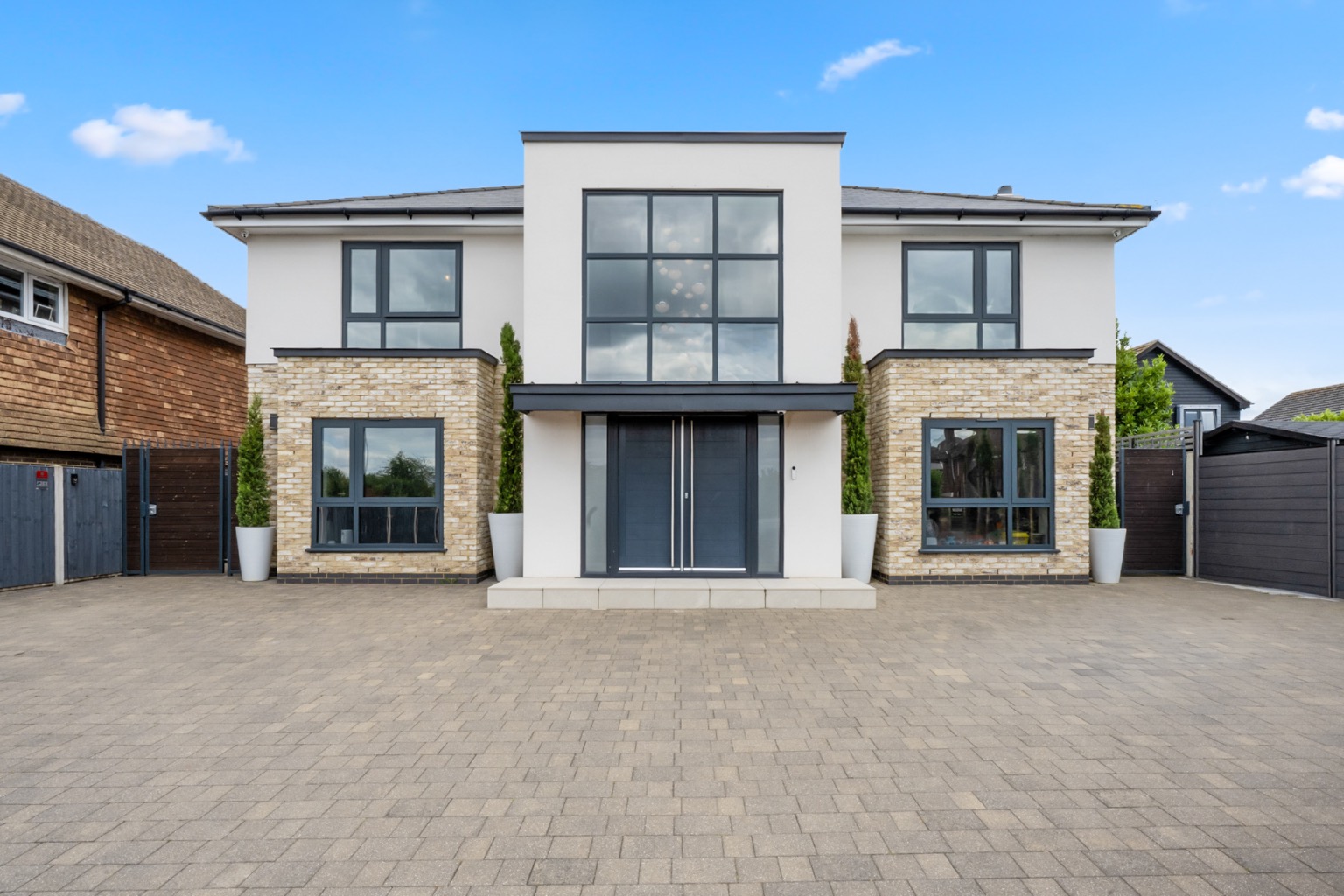 Luxury 5 Bed Home, Golf Course Views, Large Garden, Driveway property first image
