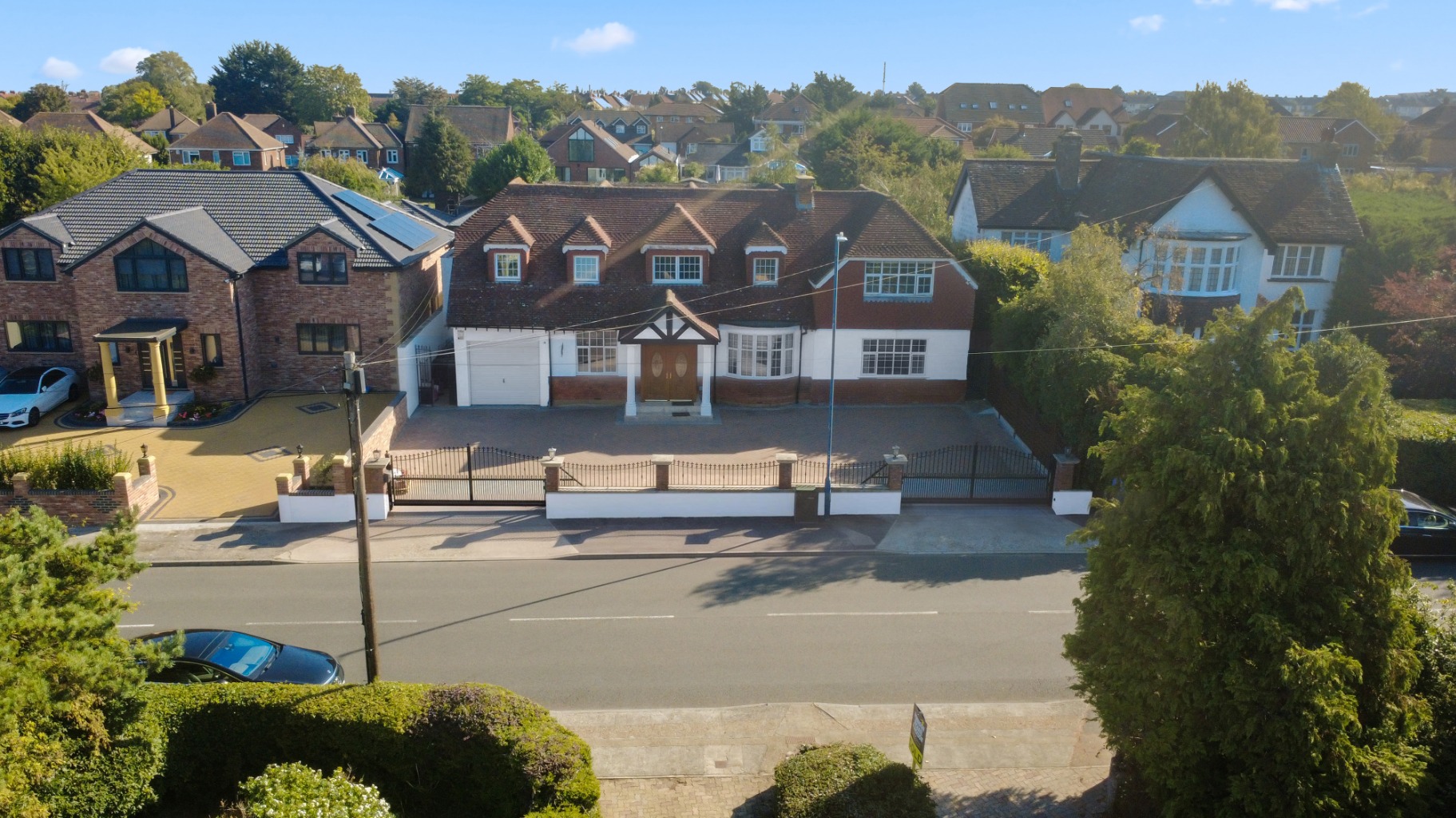Gravesend: 6-Bed Family Home, Over 4000 Sq/Ft, Outbuilding, Gated Driveway. NO CHAIN!!! property first image
