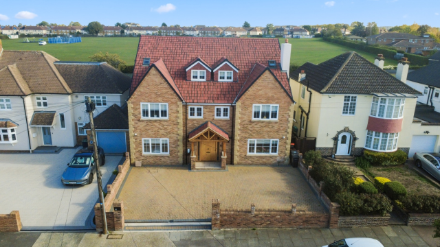 Six Bedroom Family Home, Gravesend. Backs onto Fields.