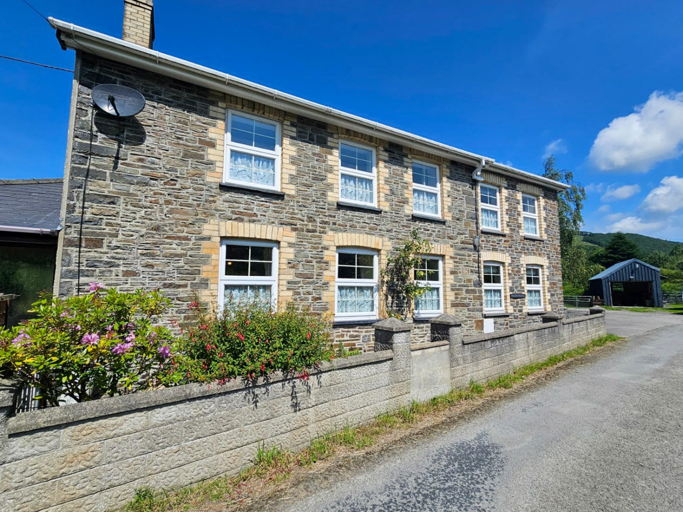 Gamlyn Cottage- A perfectly positioned 3 bedroom small holding with land.