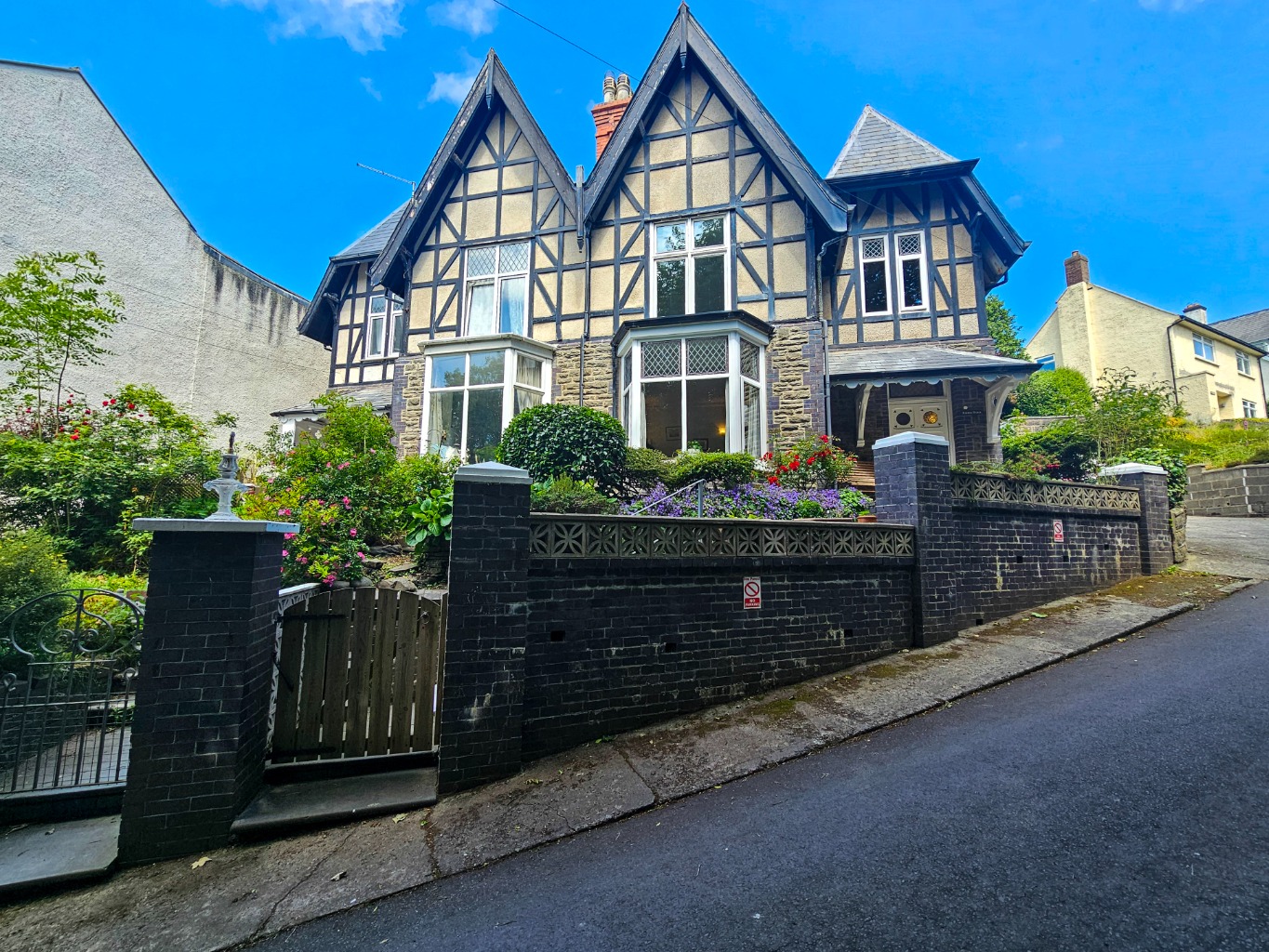 Linden Vista- A Victorian 5 bedroom semi detached home located on the side on Constitution Hill.