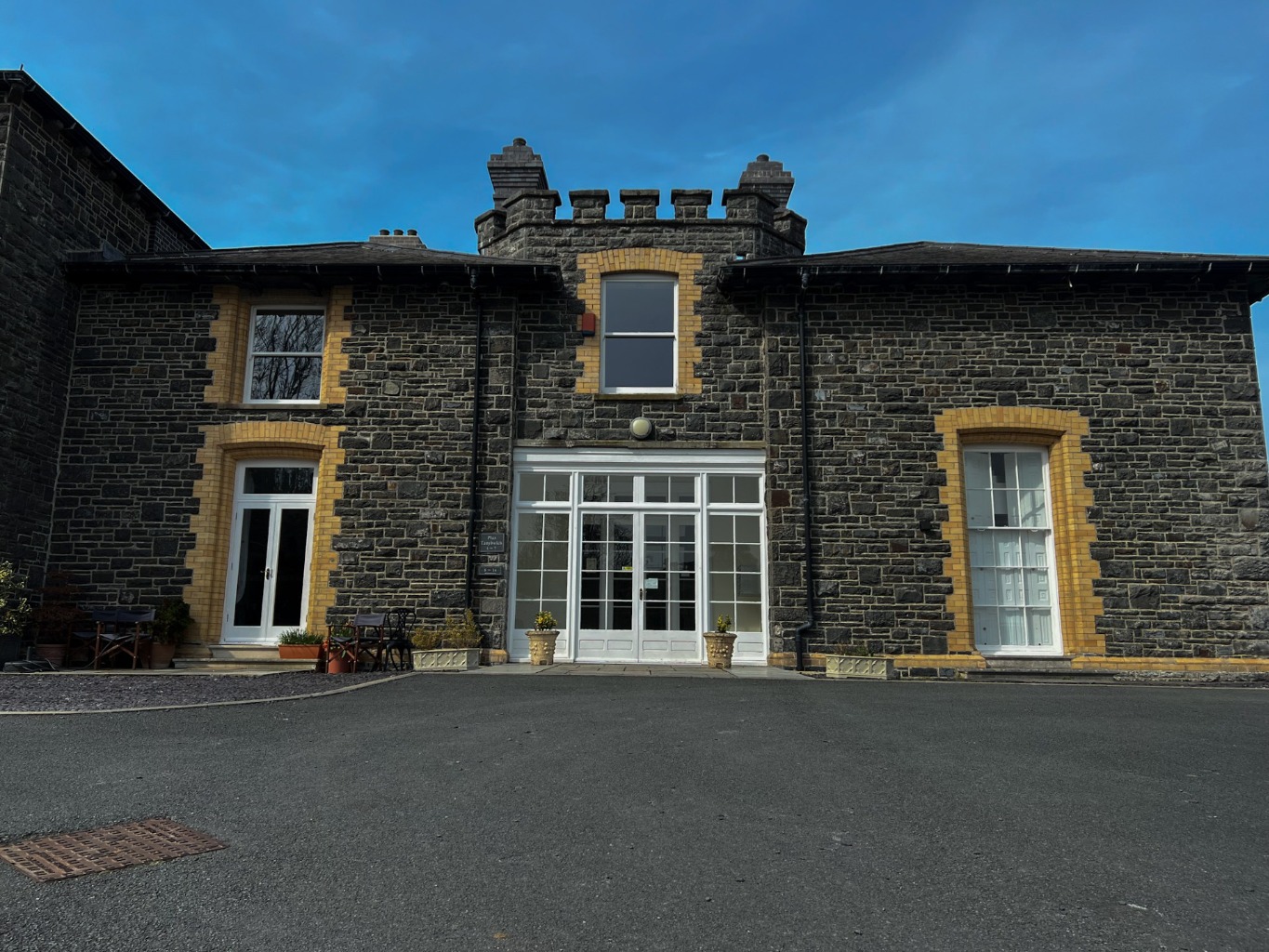 One-Bedroom Georgian Apartment with Mezzanine bedroom in Tanybwlch