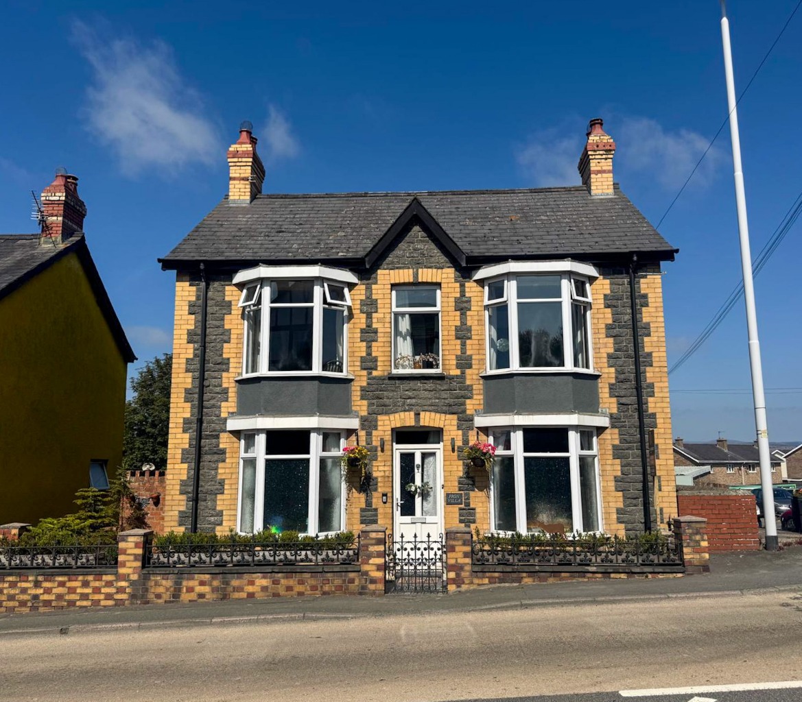 Victorian 4 Bedroom Detached House in Southgate.