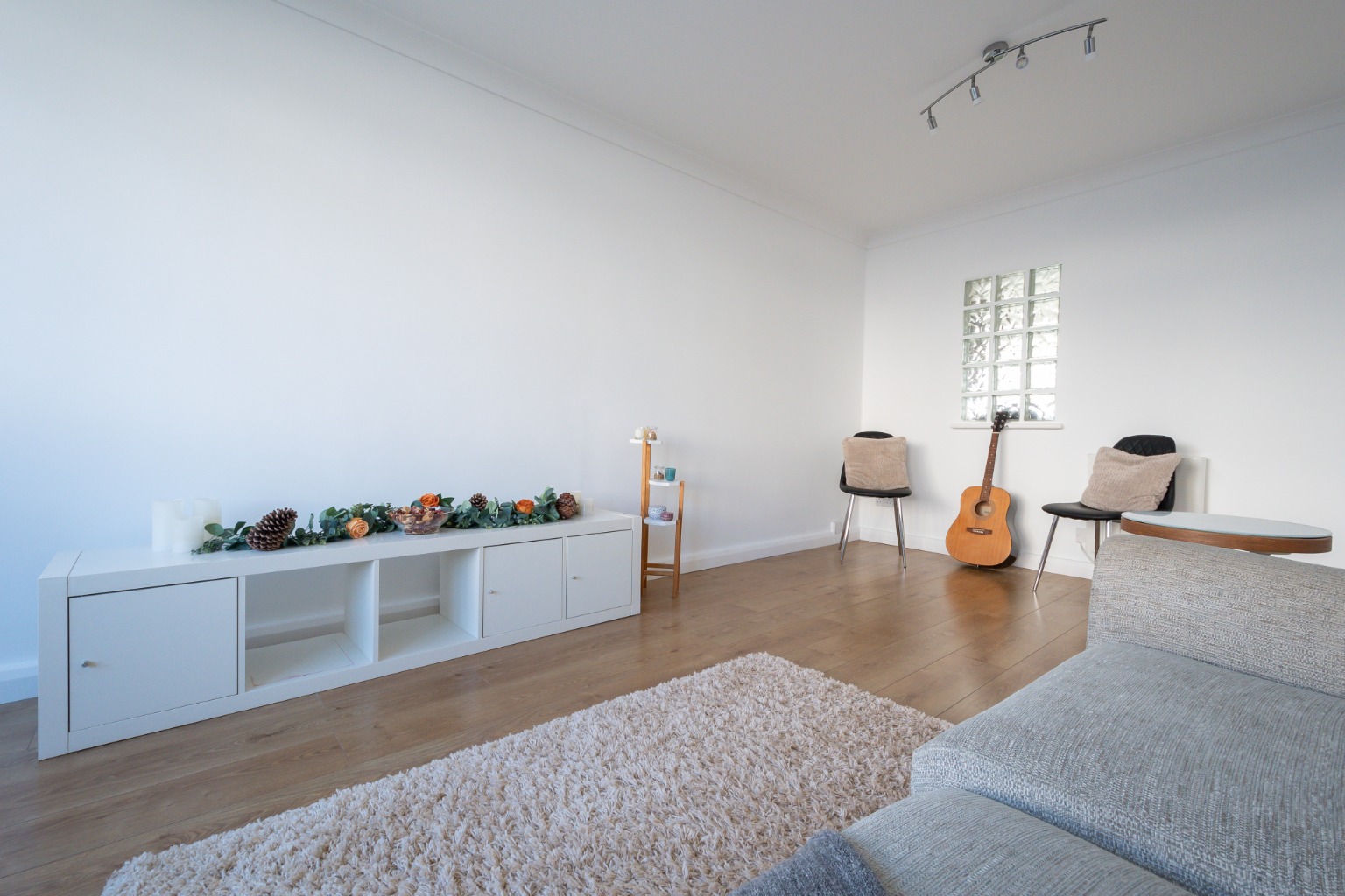 AUCTION. Spacious Two Bedroom Apartment in Seven Dials - A Perfect Blend of Comfort and Convenience.