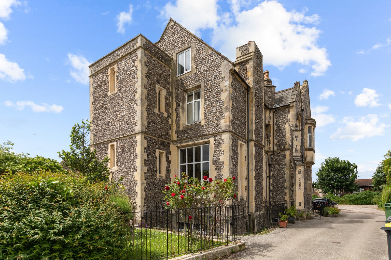 Spacious 2 Bedroom Top Floor Apartment with Stunning Views and Car Park in Quiet Shoreham Address.