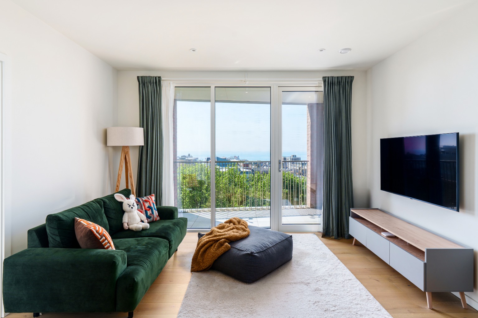 Stylish South-Facing 1-Bed Apartment with Direct Sea Views in Prime City Location
