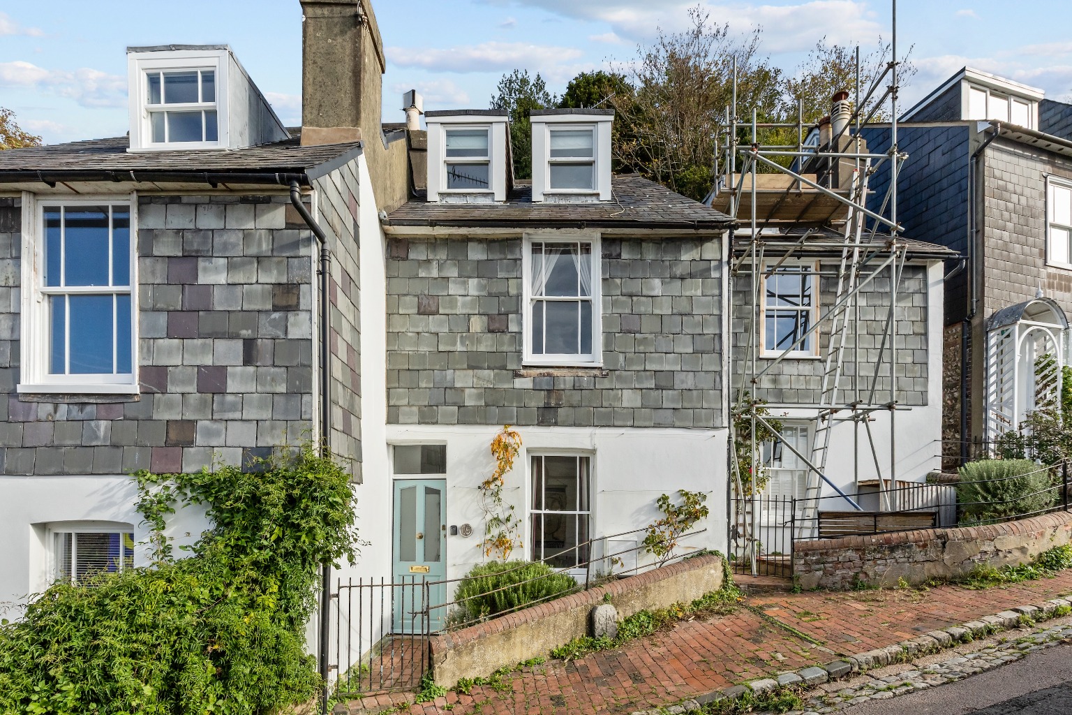 Charming Two Bedroom Period Cottage in Lewes with Castle Views, No Chain