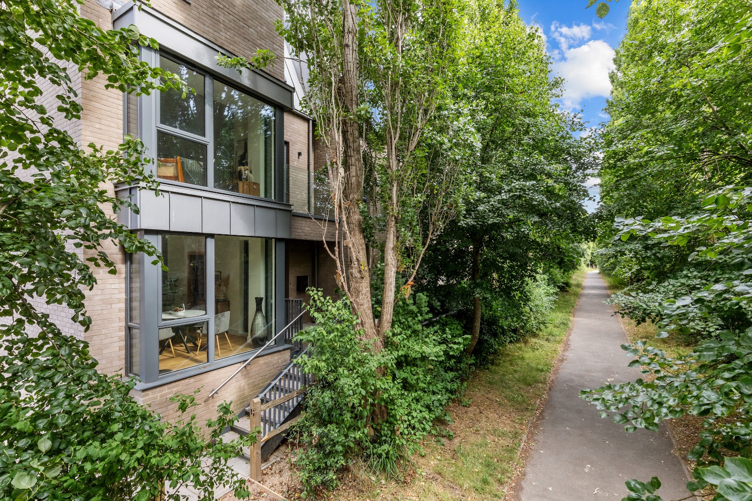 LAST TOWNHOUSE REMAINING: Contemporary Three Bedroom Townhouse at Southdowns Park, Lewes.