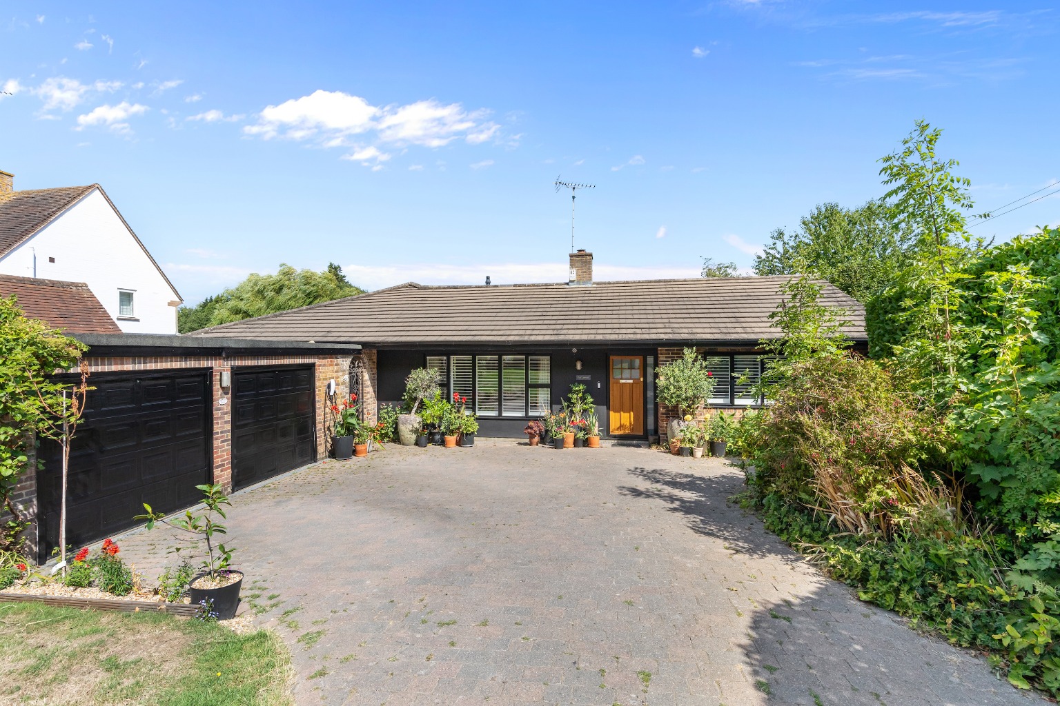 Stylish 3 Bed Detached Residence with  circa 1 Acre Gardens, Kingston