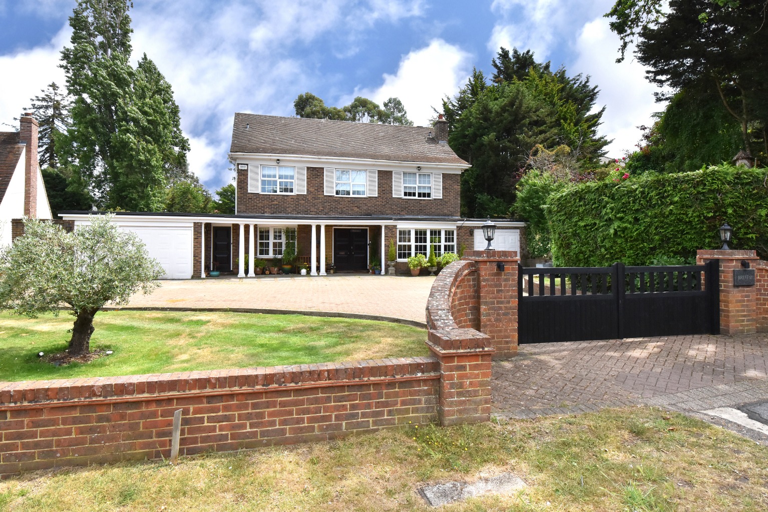 **** Potential to extend STPP **** Welcome to this stunning 4 bedroom, 2 bathroom detached house loc