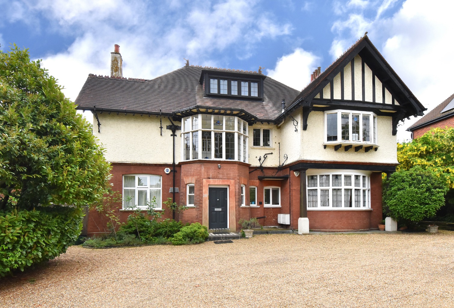 **** CHAIN FREE ****  This charming top floor two-bedroom Edwardian apartment is offered to the mark
