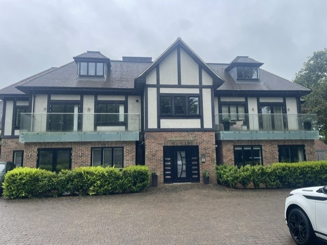 Luxury Two-Bedroom Apartment with Private Garden in Gated Bickley Park Road