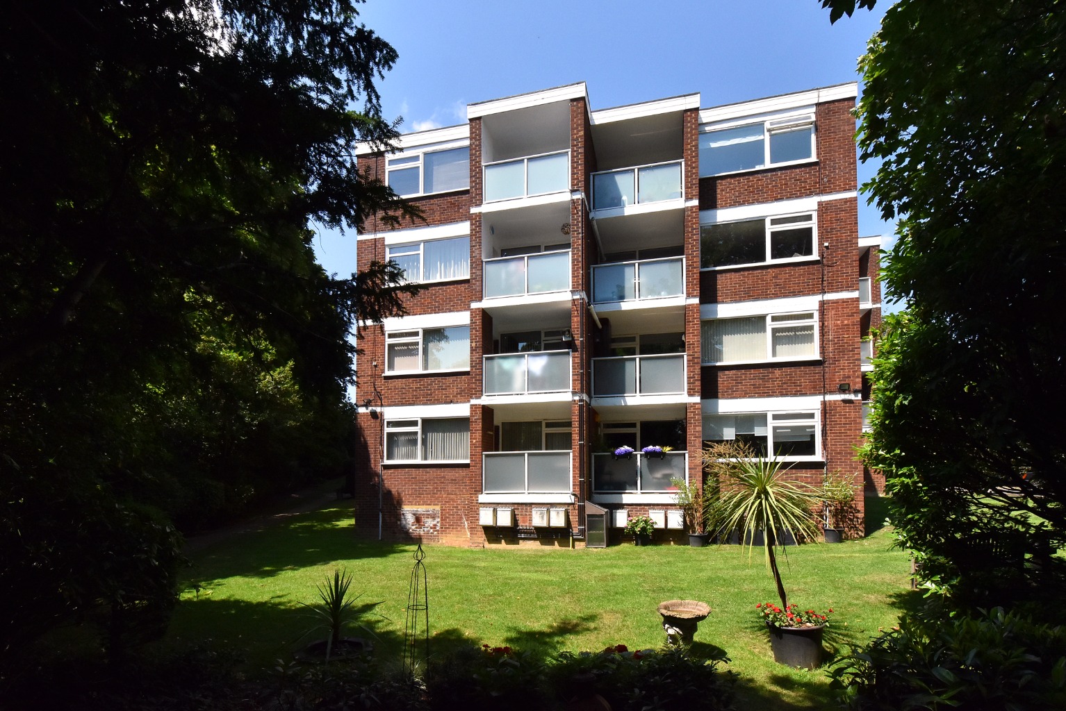Escote is located on Park Hill Road just 0.1 of a mile from Shortlands station.