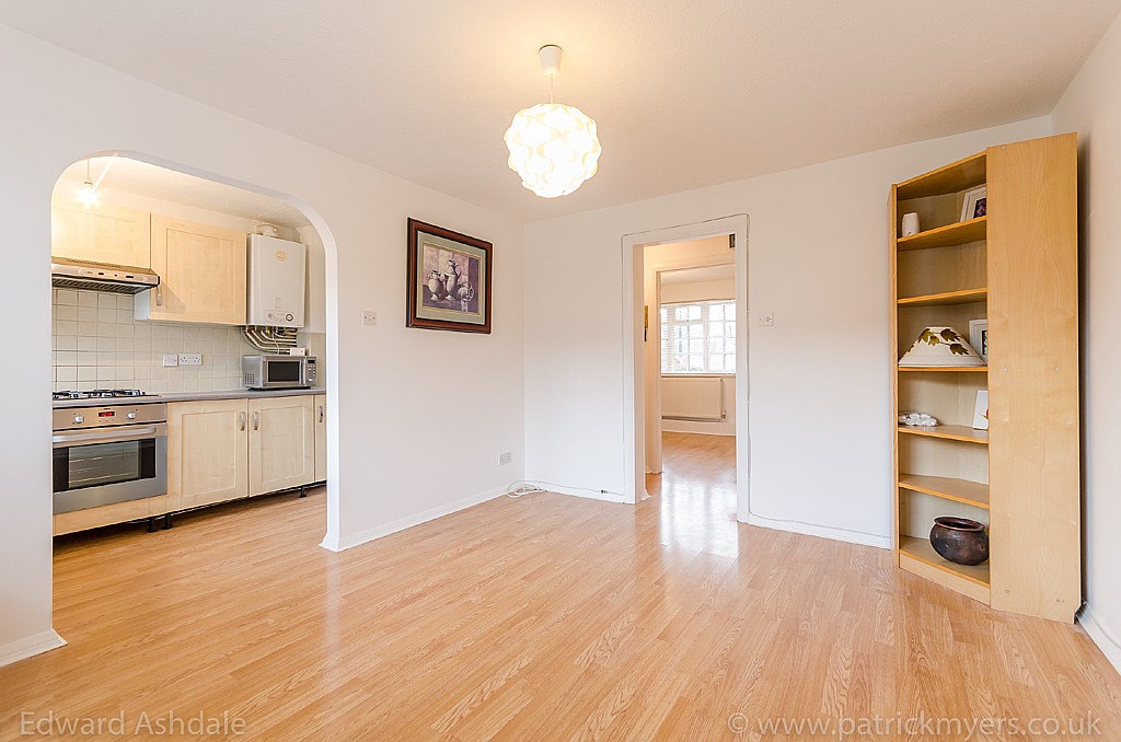 Purpose built one bedroom, ground floor flat, comprising of lounge/diner. Garage. Share of Freehold