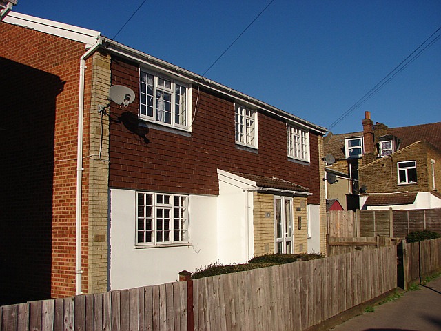 Share of Freehold. One bedroom flat, communal garden and short distance to Norwood Junction Station.