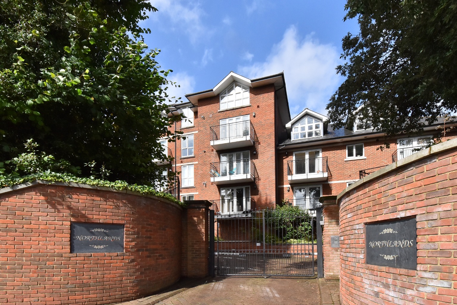 Edward Ashdale are delighted to offer to the market this luxury 2 double bedroom apartment.