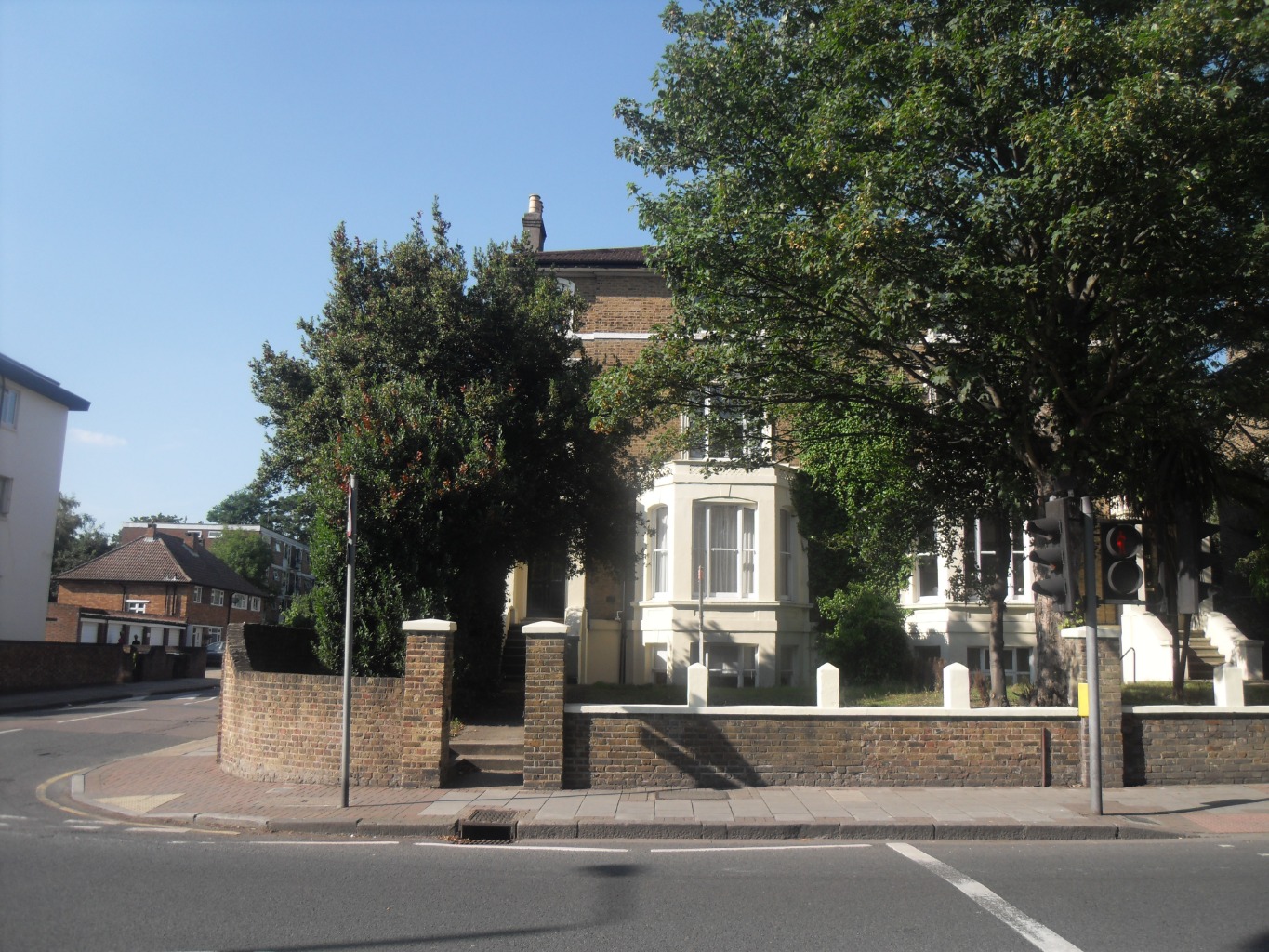 A fantastic and spacious two bedroom apartment located a minute walk from Bromley Town Centre