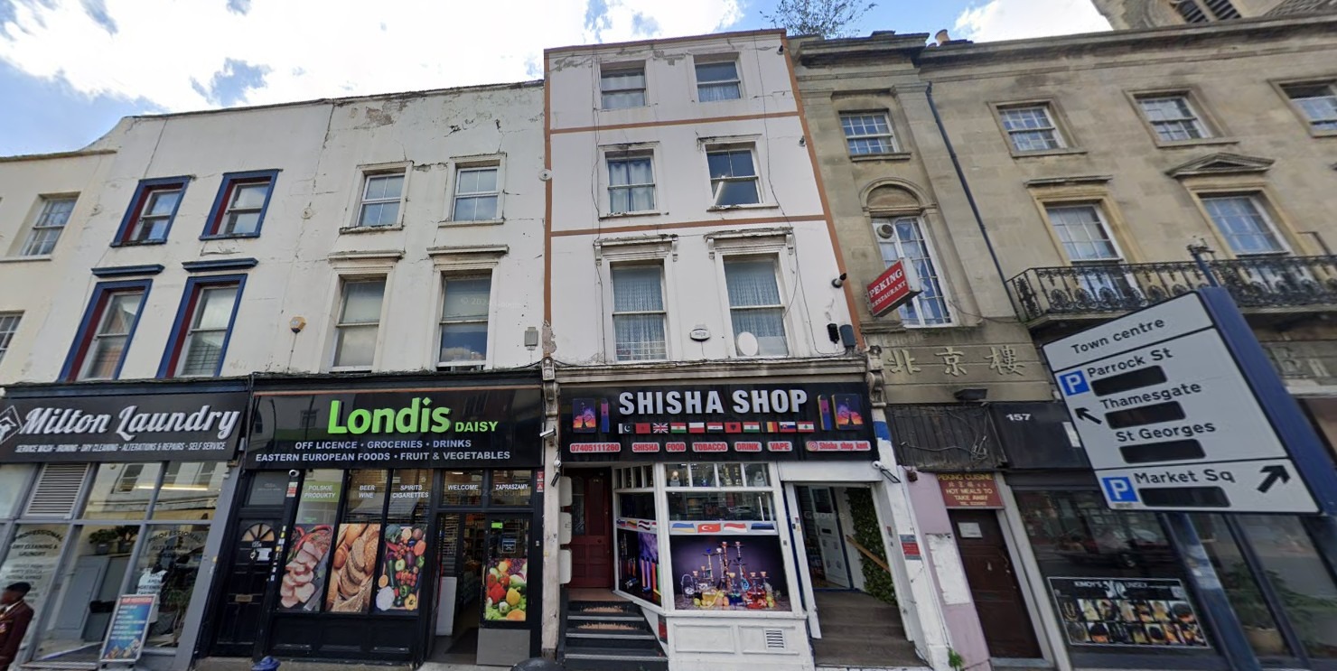 1 BEDROOM TOP FLOOR FLAT