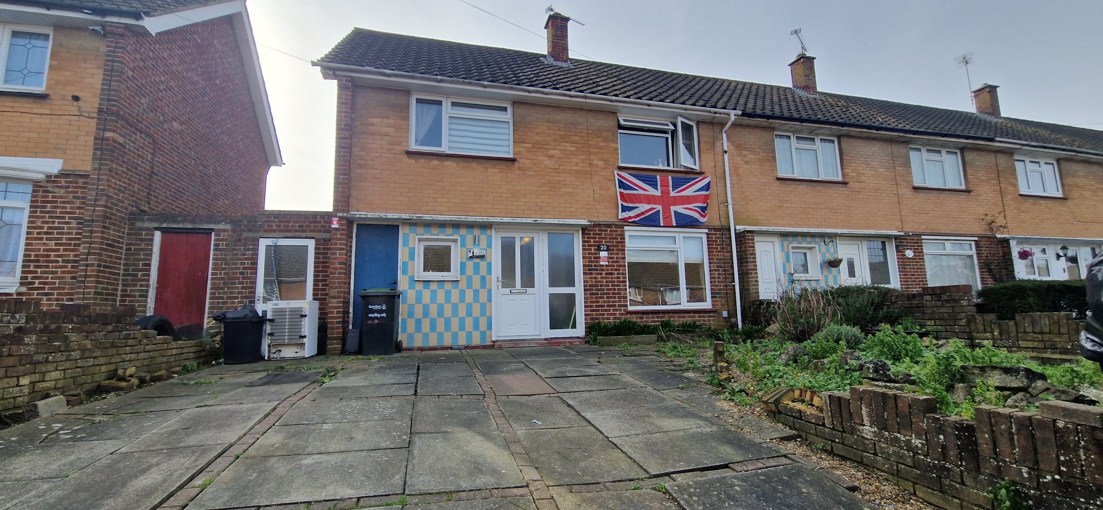 Guide Price £300,000 - £325,000 Spacious 3-Bedroom End-Terrace Home in Gravesend,