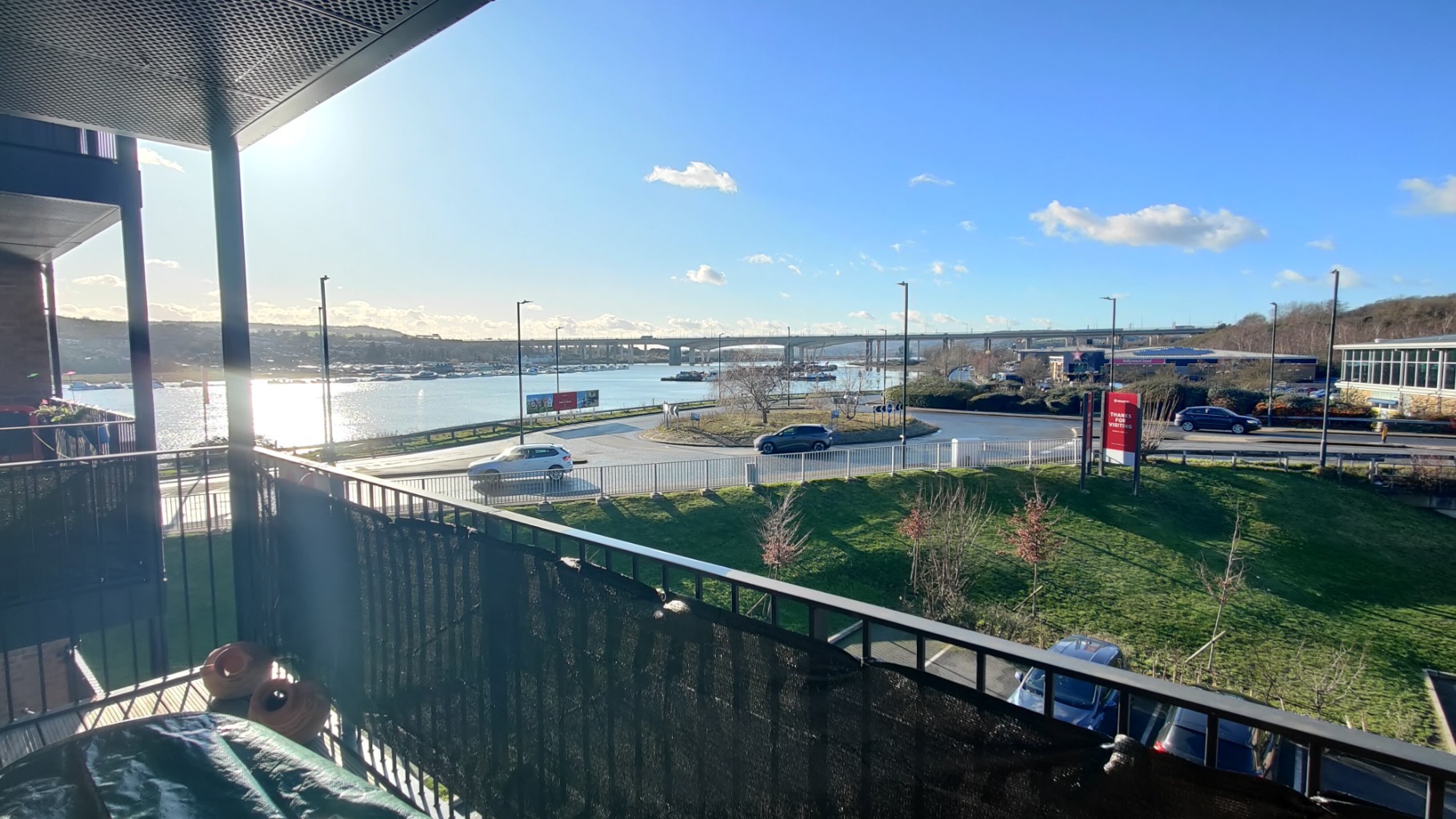 Guide Price £ 225,000 to £250,000 STUNNING RIVER VIEW APARTMENT