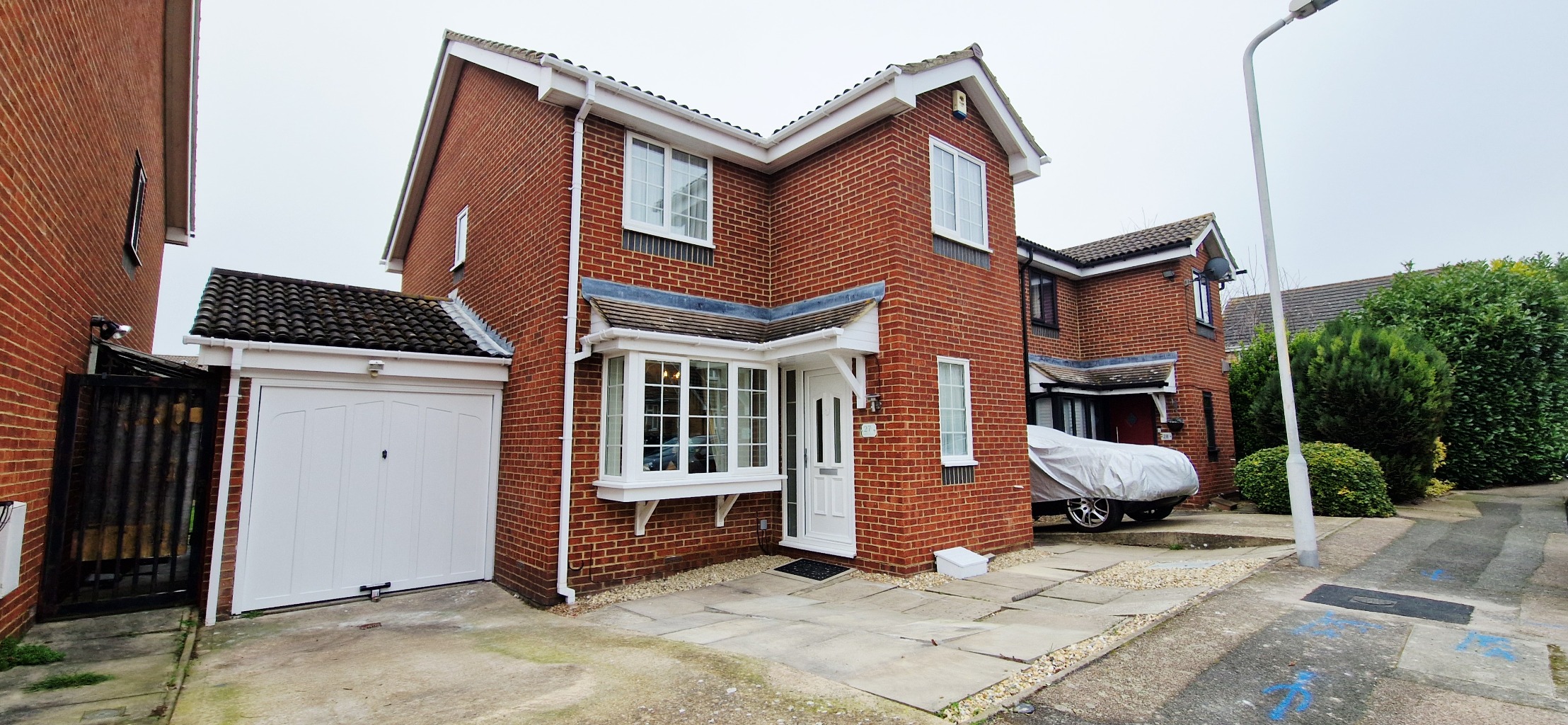 GUIDE PRICE £425,000 - £450,000 Beautiful 3-Bedroom Detached Family Home in Gravesend