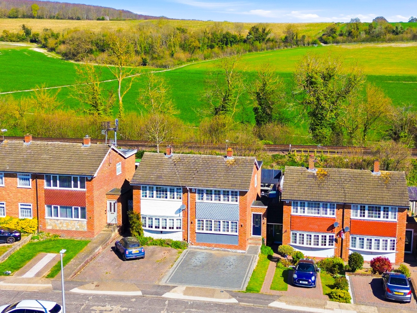 GUIDE PRICE £350,000 TO £400,000  -  Charming 3-Bedroom Semi-Detached Home in Sought-After Cuxton