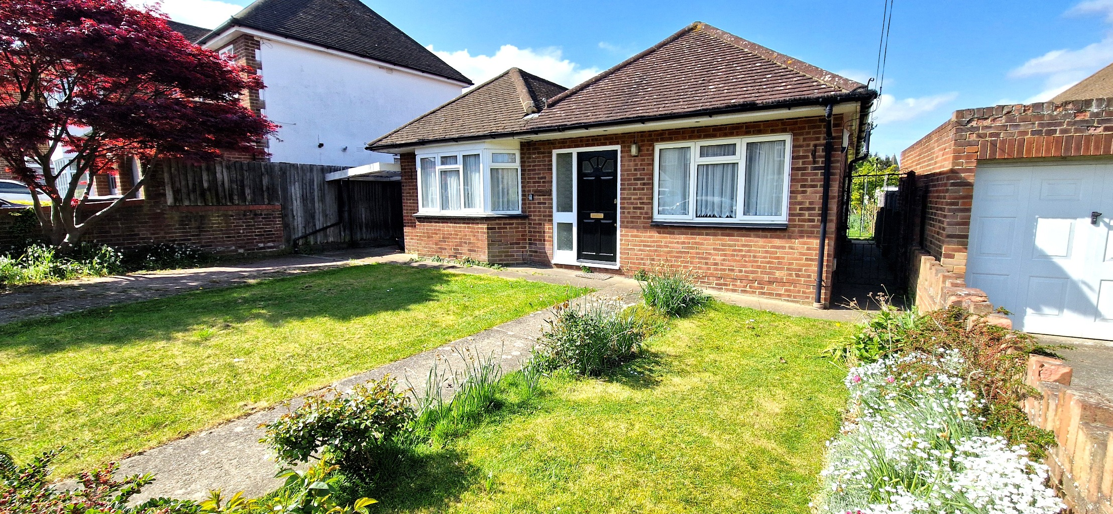 Guide Price £525,000 - £550,000 Detached 3-Bedroom Bungalow in Prime Gravesend Location