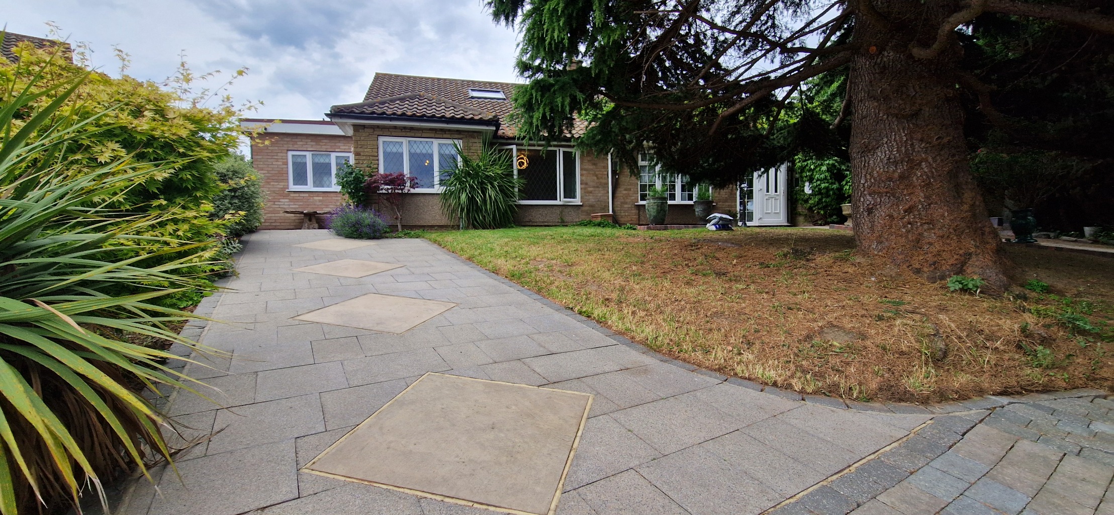 Guide Price £425,000 - £450,000 Charming 3 Bed Chalet Bungalow in Sought-After PepperHill,