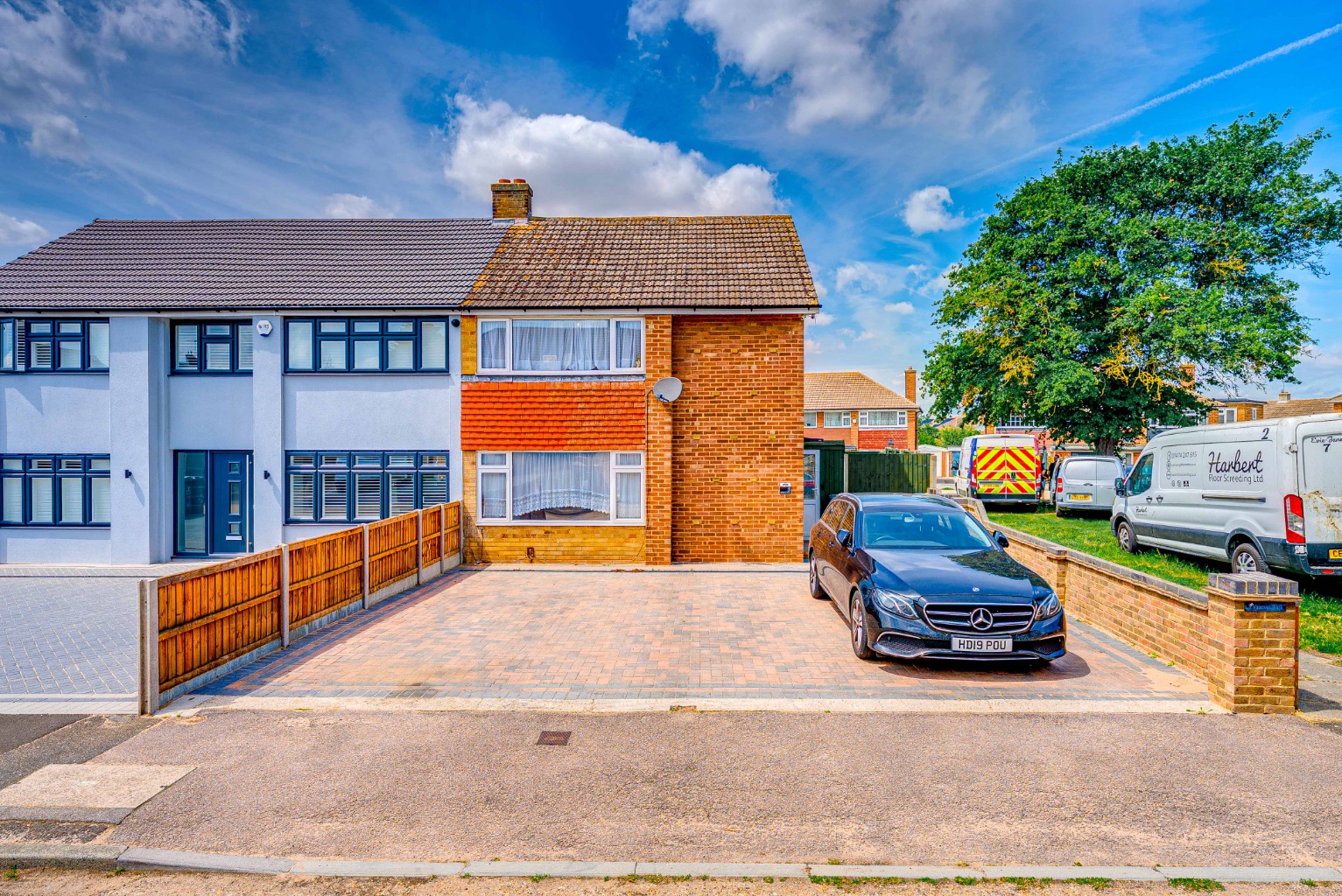 Guide Price £450,000 - £475,000 Spacious 3-Bed Semi-Detached Home with Double Garage, Gravesend